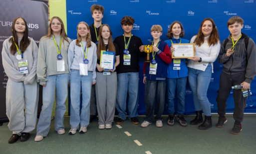 Zdjęcie do Zachwycili jury i zdobyli puchar &ndash; wielki sukces naszych uczni&oacute;w w &bdquo;OZEdukacji&rdquo;!